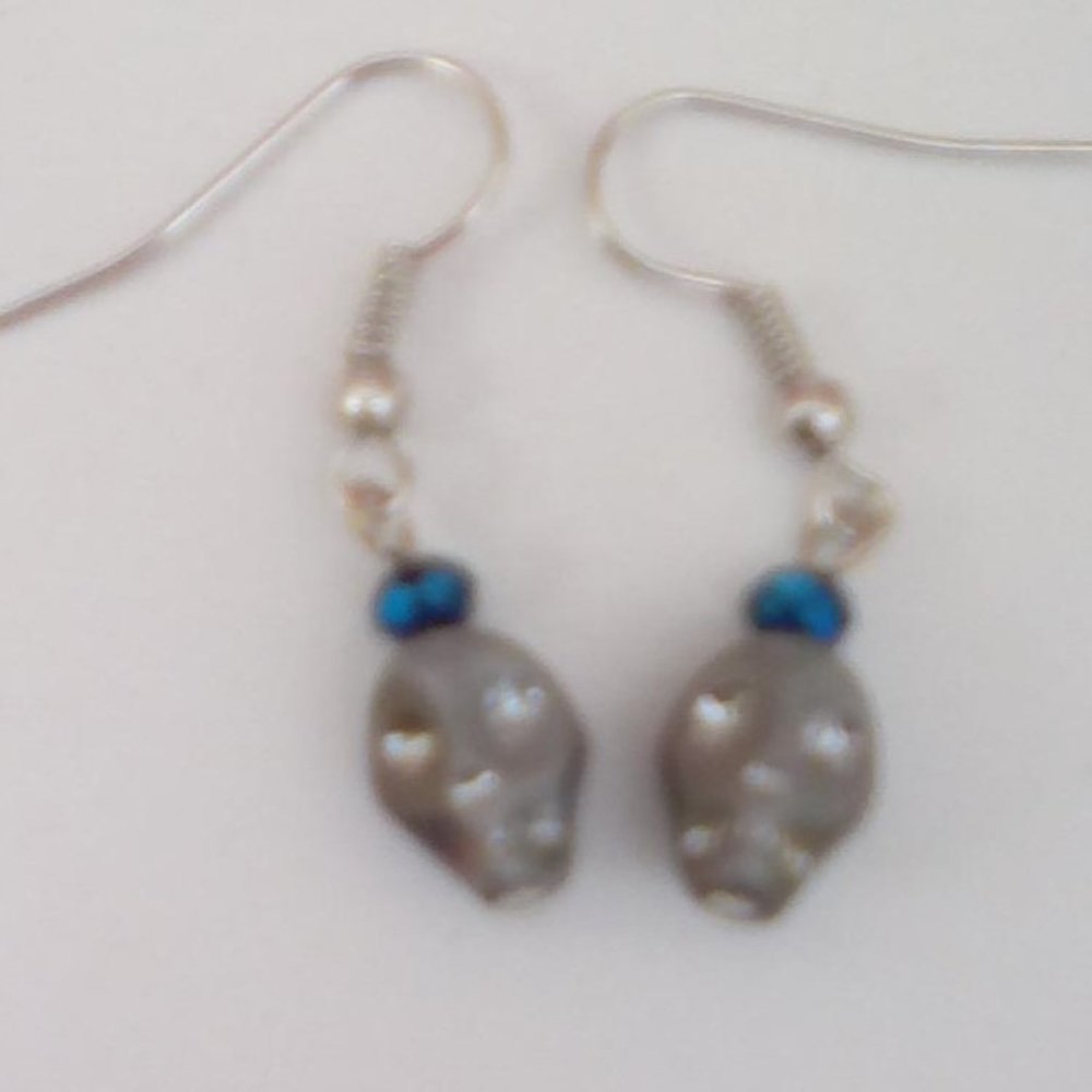 💮Silver w/ blue metallic Skull earrings
